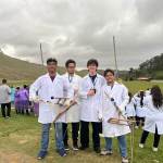 Alunos no campo para o lançamento do Foguete
