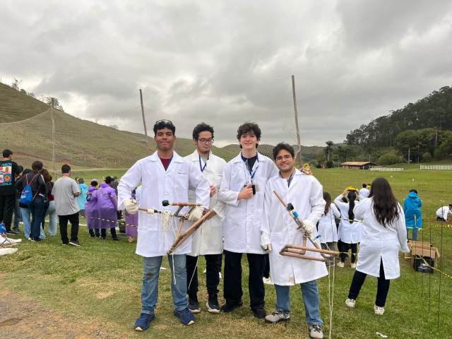 Alunos no campo para o lançamento do Foguete