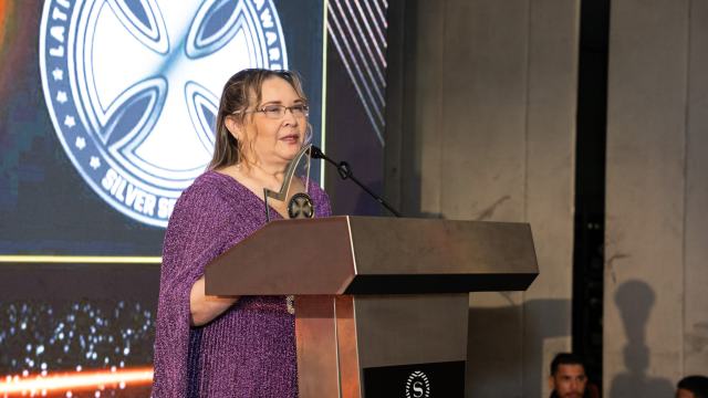 Professora Neila Fernandes em seu discurso de agradecimento.